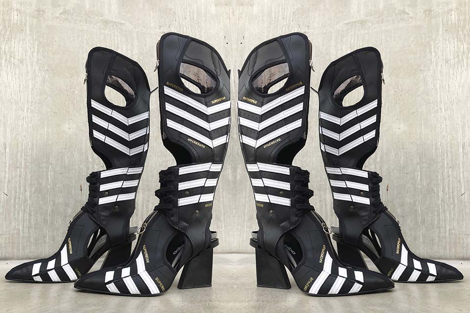 Designer transforma calçados da Adidas em botas, mules e roupas
