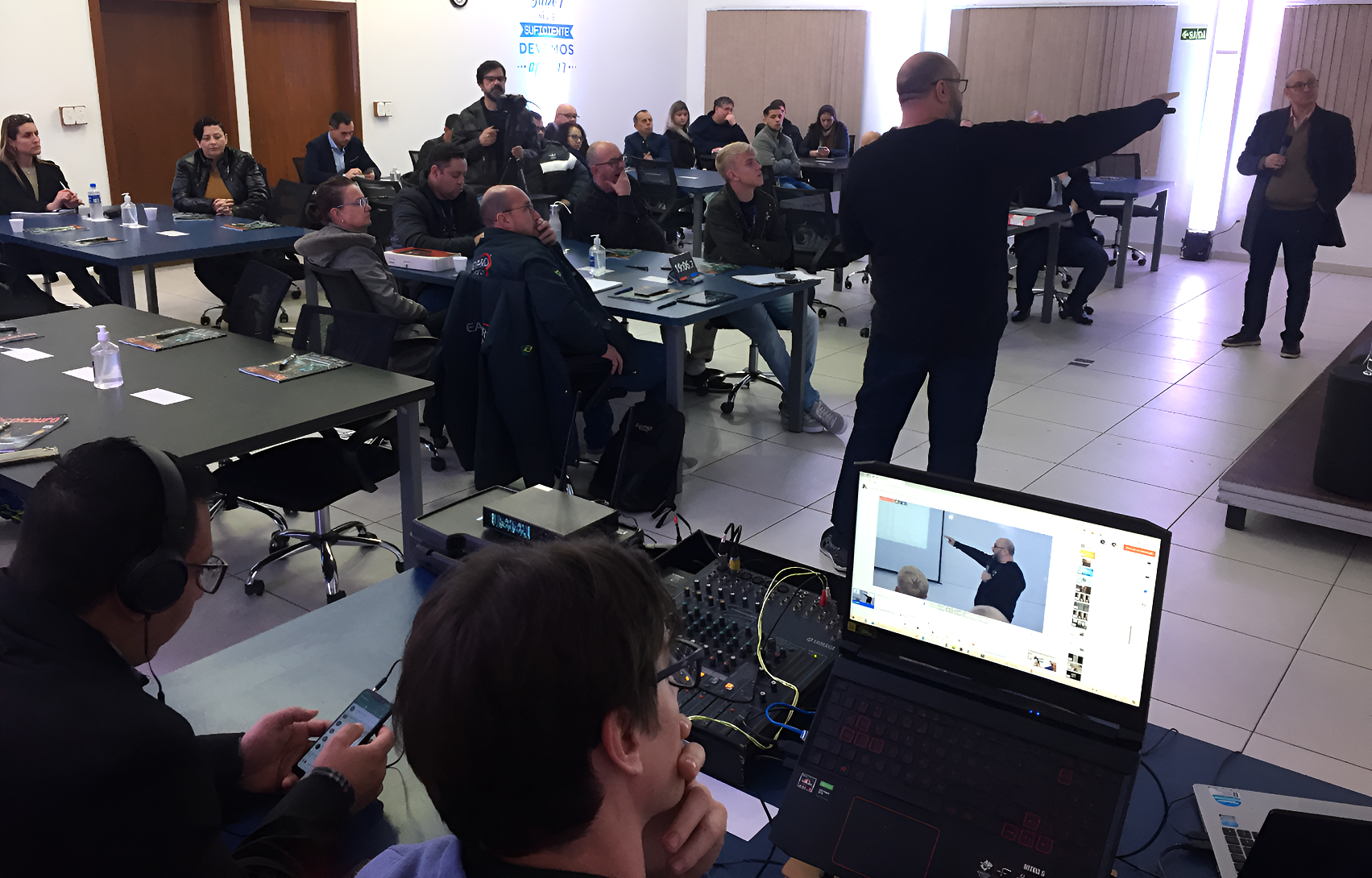 Painelistas do Happy Hour do IBTeC preconizam adoção da inovação aberta para acelerar uso da IA pelo setor calçadista