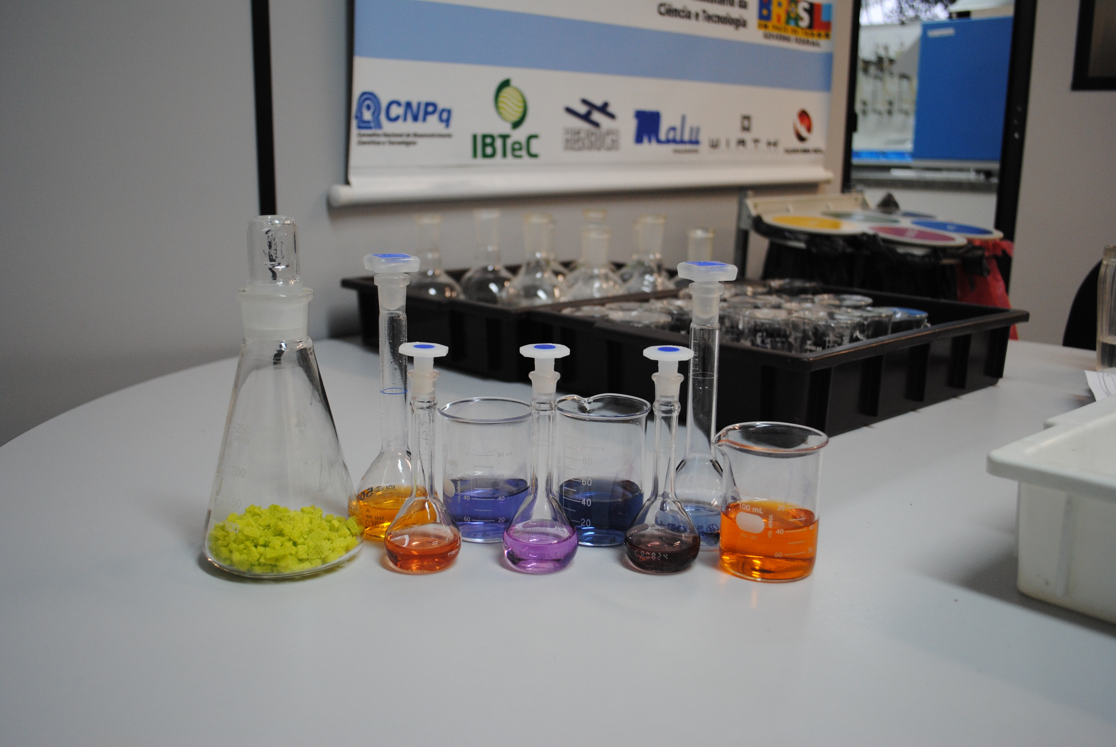 IBTeC mostra na Fimec 2018 o laboratório que analisa presença de substâncias químicas restritivas nos componentes utilizados na fabricação de calçados