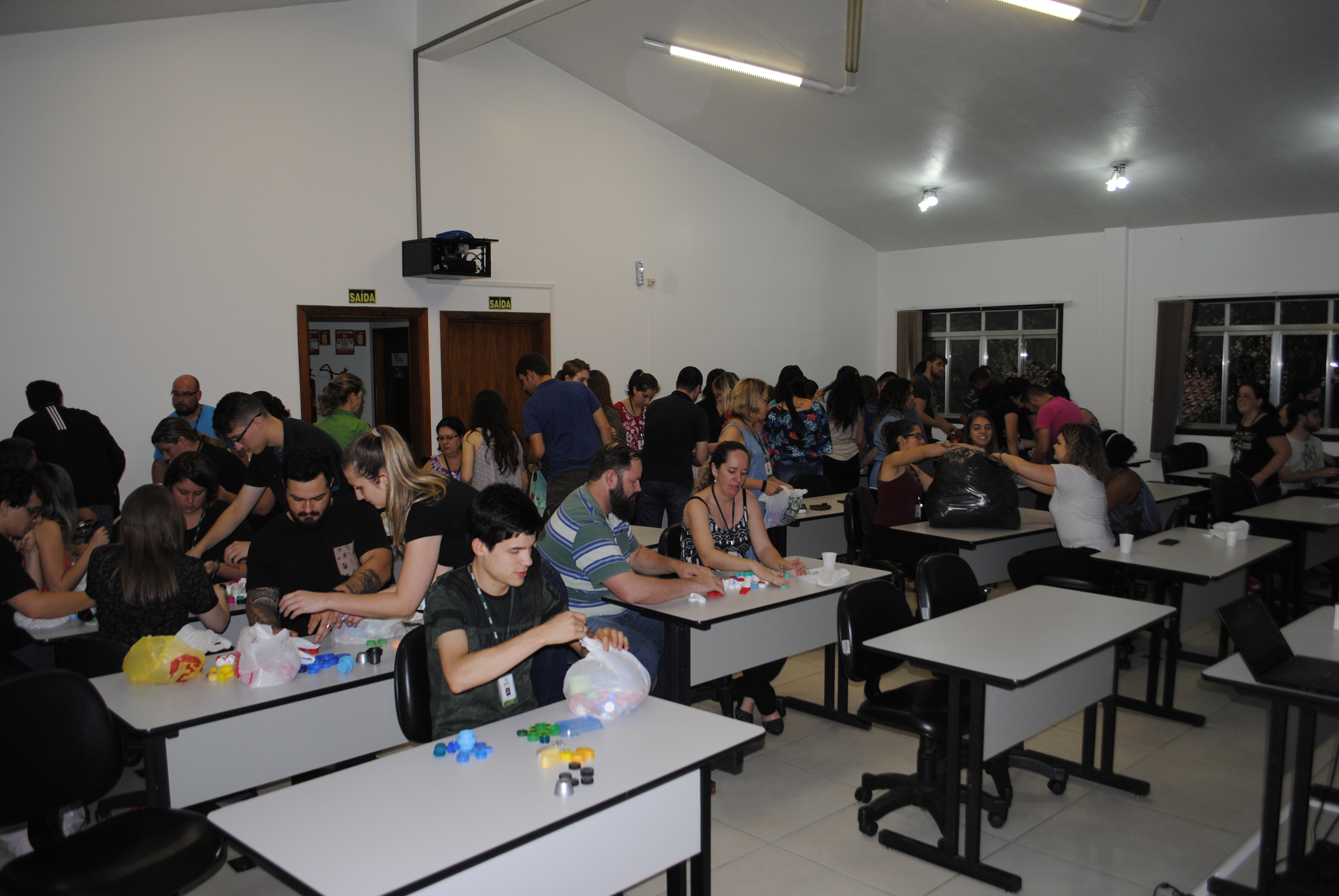 Colaboradores do IBTeC entregam tampinhas à AMO