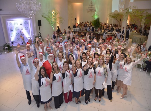 Lideranças empresariais e comunitárias atuaram como garçons e garçonetes voluntários por uma noite