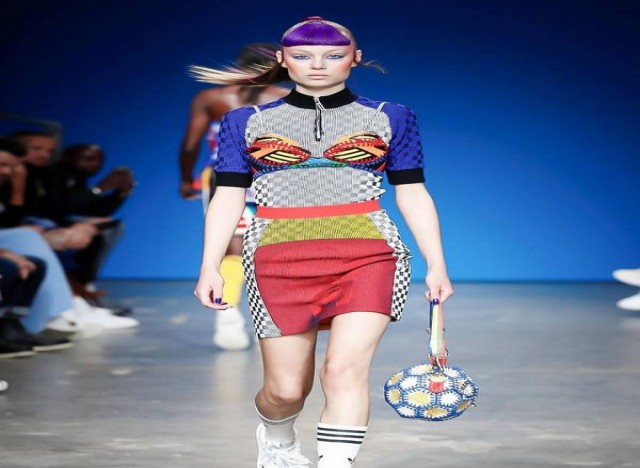 Ela desenvolveu bolsas, tops e espartilhos para o compilado