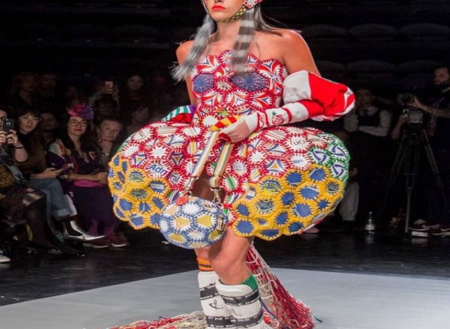 Vestido criado com bolas de futebol