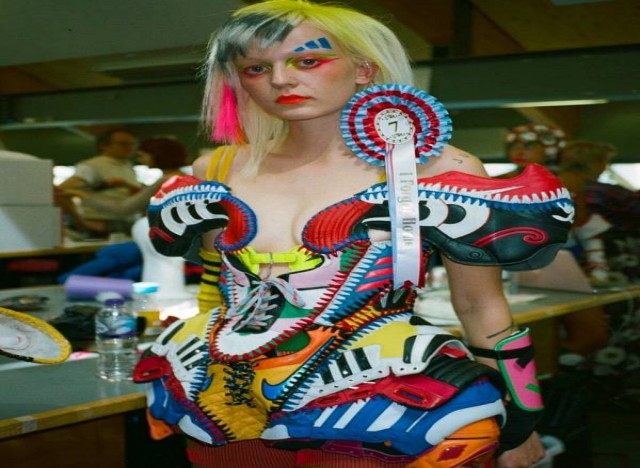 Assim como o Dr. Victor Frankenstein, que criou um monstro com partes humanas, Paolina usa pedaços de tênis para compor suas criações