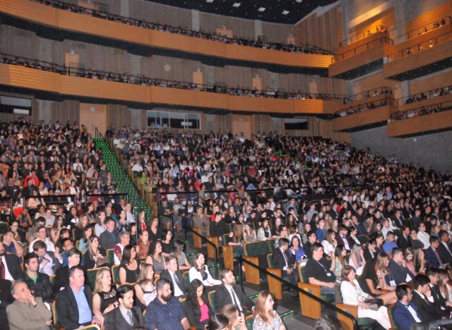 Público participante lota o Anfiteatro Feevale