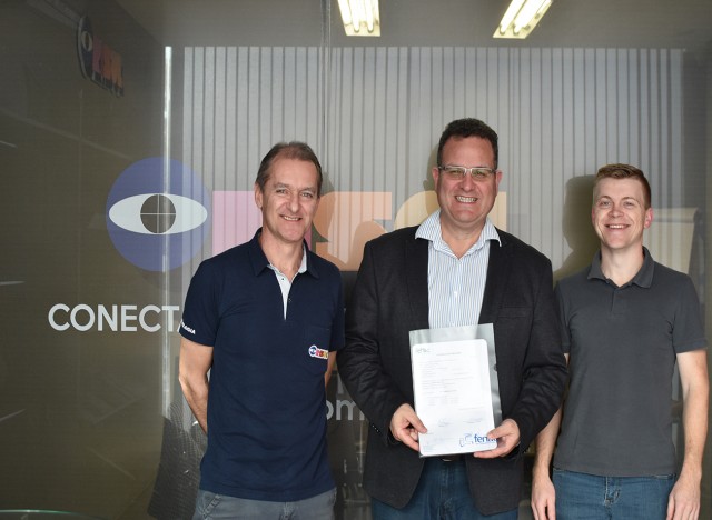 Fábio Kerber, Marcio Jung e Moisés Ritter com o contrato de patrocínio do Fórum Fimec