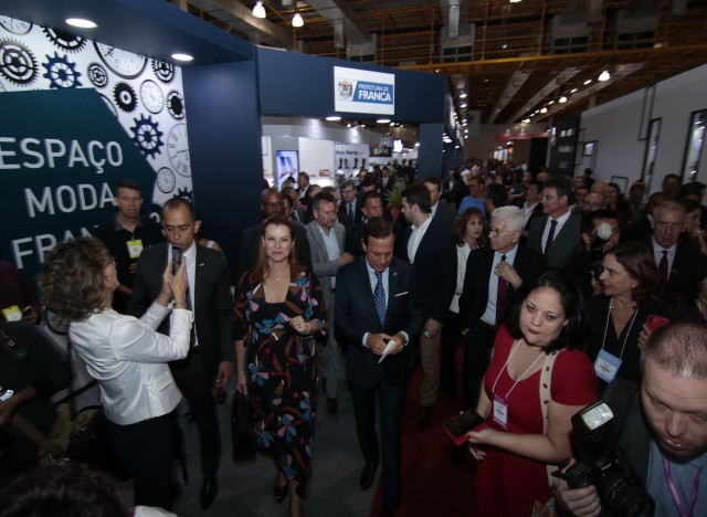 Autoridades percorrem os estandes