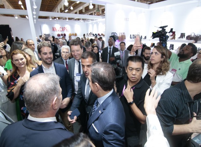 Governadores Eduardo Leite (RS) e João Dória (SP) no estande do Grupo Arezzo