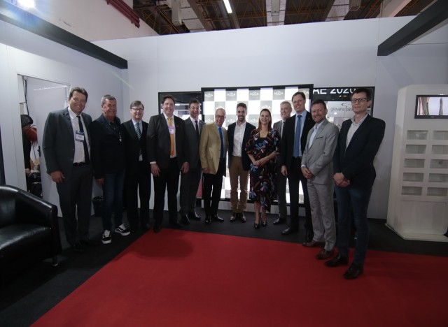 Lideranças do setor calçadista junto ao estande do Rio Grande do Sul