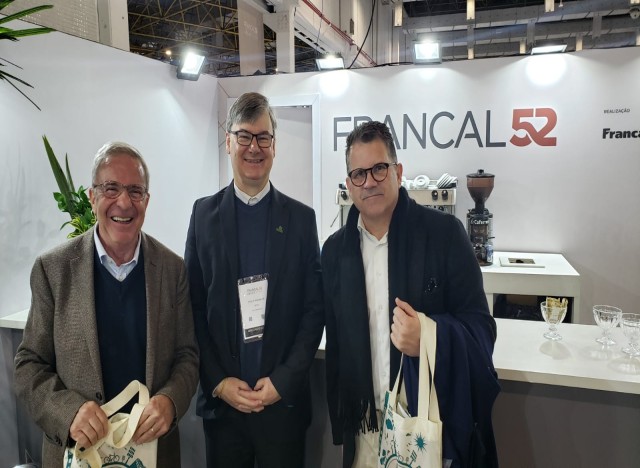 Na Francal: Abdala Jamil abdala (Francal), Paulo Griebeler (IBTeC) e Jéferson Santos (Couromoda)