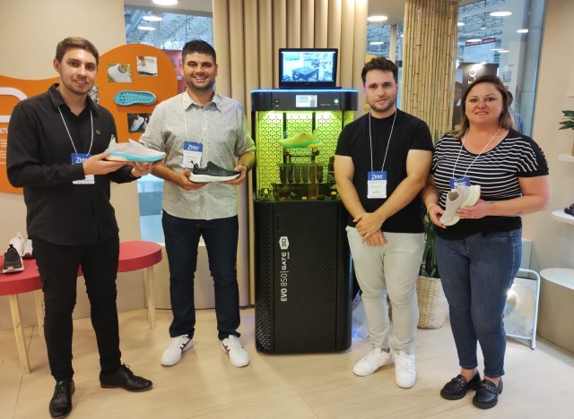 Equipe da Usaflex visita o estande do IBTeC