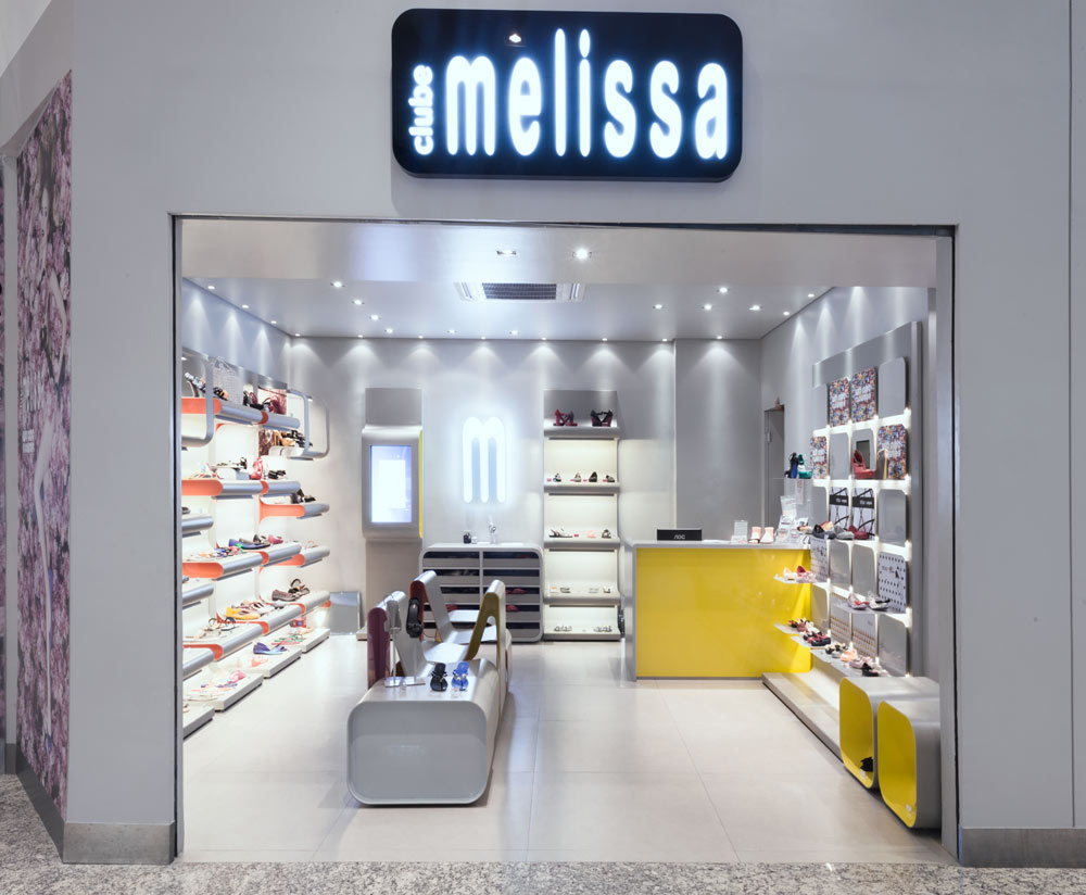 Melissa distribui prêmios para comemorar data criada por fãs da marca