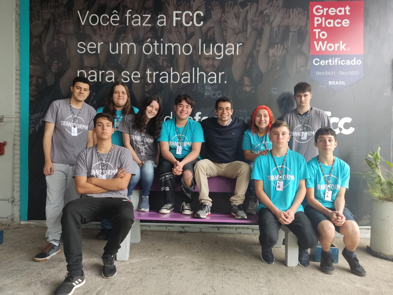 FCC capacita jovens através de colaboradores voluntários