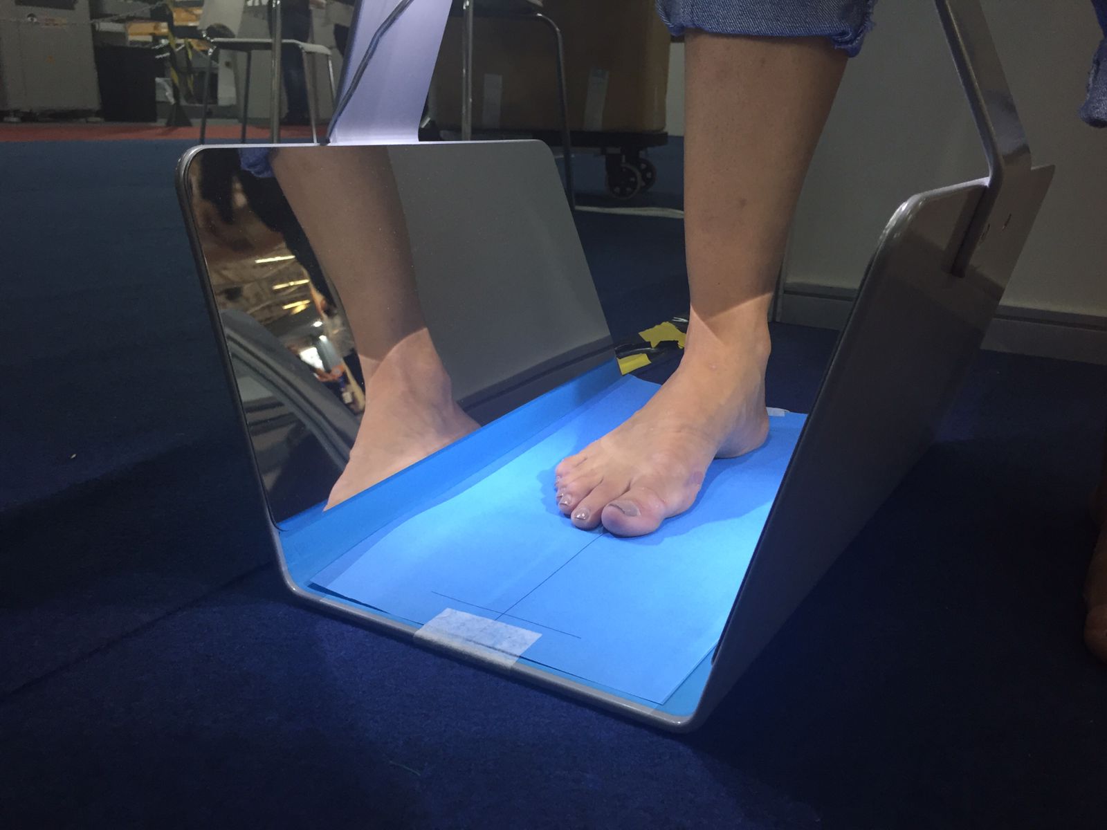 Laboratório de Biomecânica do IBTeC mede pés dos visitantes da Fimec 2022