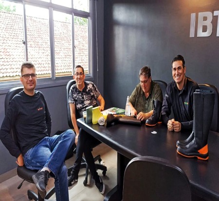 Tecmater recebe oficialmente os projetos dos novos calçados do IBTeC