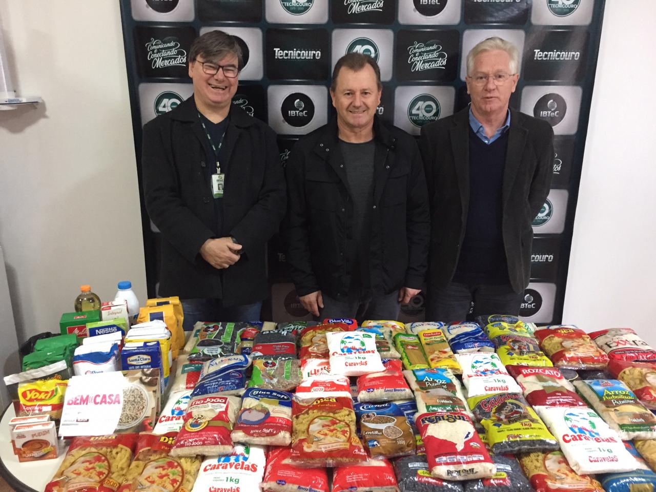 Doação de alimentos para a Horta Comunitária