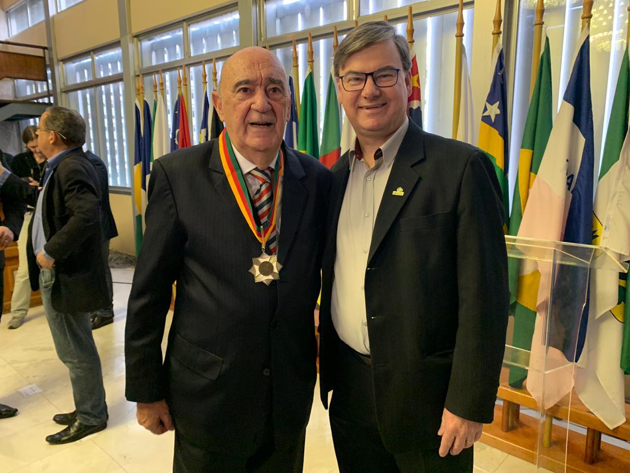 Fundador do Grupo Sinos recebe a Medalha do Mérito Farroupilha