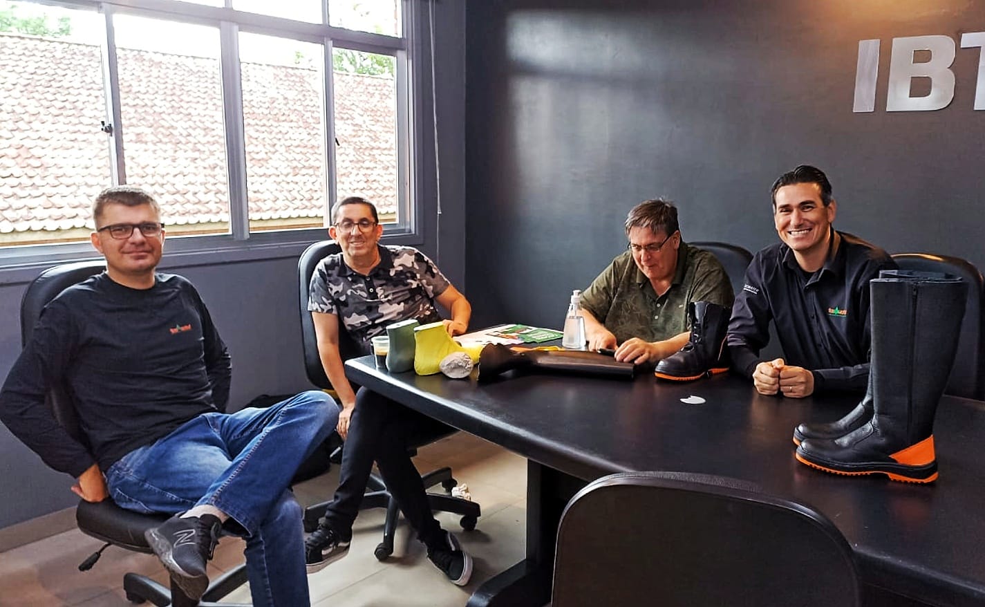 Tecmater recebe oficialmente os projetos dos novos calçados do IBTeC